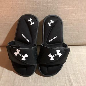 Under Armour slides like new size 13K
